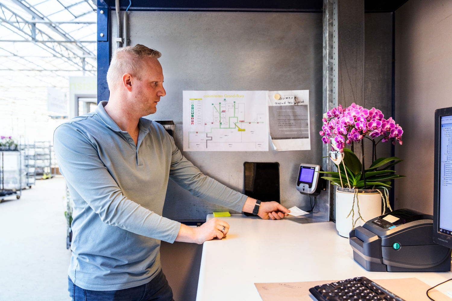 Employee using SDF software at a scanning point for registration and process control in the greenhouse