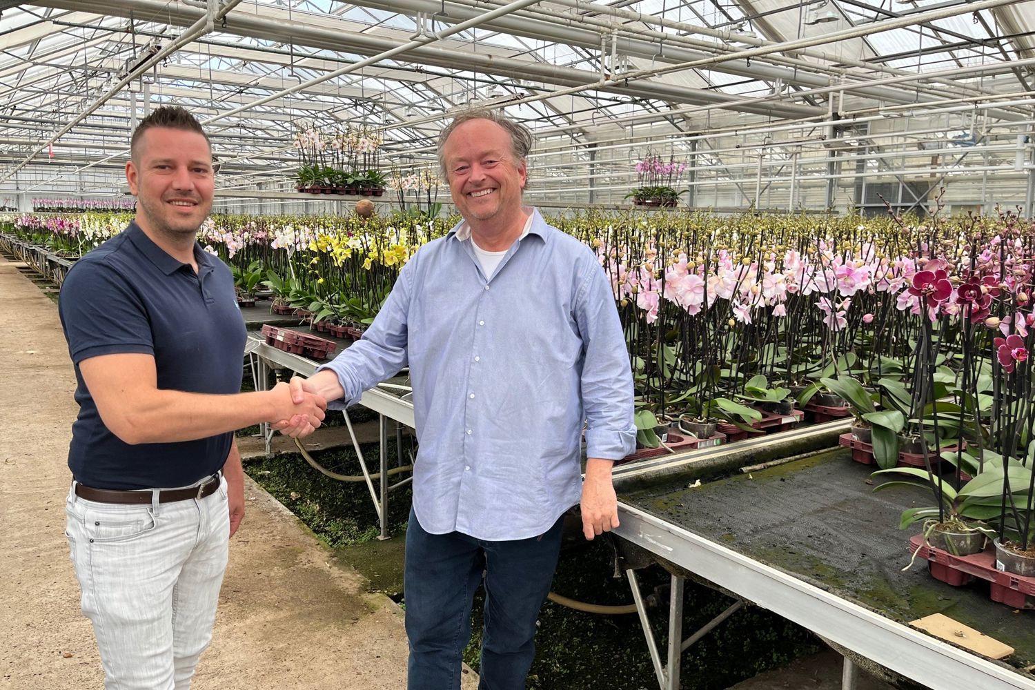 SDF and customer confirming partnership for horti software in the greenhouse