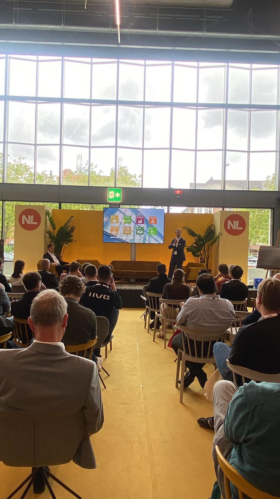 Publiek luisterend naar een presentatie van KUBO in de Rai in Amsterdam