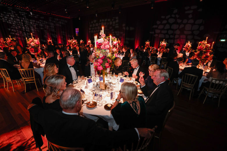 gala diner met veel mensen aan ronde tafels