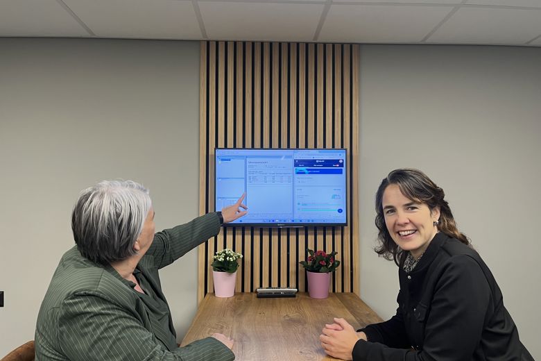 SDF software explained during a consultation with focus on data and dashboard insights